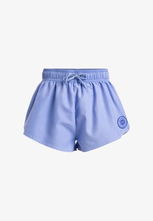 Shorts de bain bleu clair avec une taille élastique, cordon de serrage réglable et un logo brodé sur le bas à gauche. Texture du tissu douce et lisse.