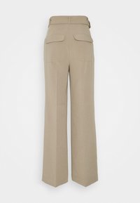 Pantalons larges beiges à taille haute, avec passants de ceinture et deux poches arrière en appliqué. Fabriqués en tissu lisse avec une coupe ajustée.