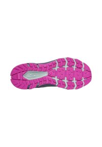 Suela de zapato deportivo en gris con detalles en goma rosa y acentos blancos. Presenta agarres texturizados y un patrón de pisada multidireccional.