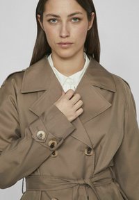 VILA TAILLENGÜRTEL - Šineļveida mētelis - walnut