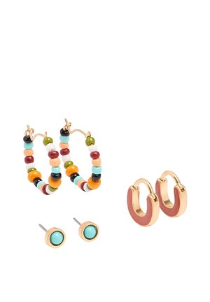 Trzy pary kolczyków: kolorowe kolczyki-koła z koralikami, małe okrągłe turkusowe wkrętki z złotą obwódką oraz złote kolczyki-koła z różową emalią.