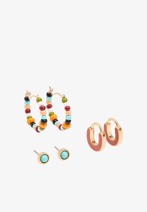 Trzy pary kolczyków: kolorowe kolczyki-koła z koralikami, małe okrągłe turkusowe wkrętki z złotą obwódką oraz złote kolczyki-koła z różową emalią.
