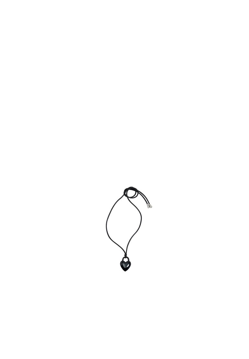 Zwarte koordketting met een kleine hartvormige hanger. De hanger heeft een glanzende afwerking en het koord is verstelbaar.