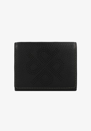 Portafoglio in pelle nera con superficie texturizzata. Presenta un design perforato e cuciture a contrasto lungo i bordi. Forma rettangolare compatta.