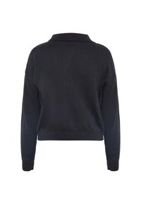 Pulover negru tricotat, design scurt, textură canalată, guler răspândit, mâneci lungi și manșoane ajustate. Fără modele sau accente notabile.
