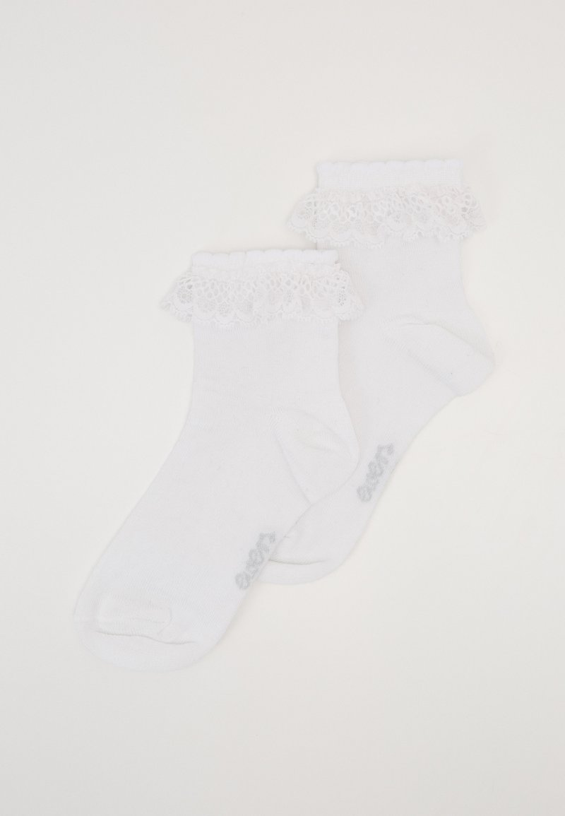 Des chaussettes blanches à chevilles en coton, avec une bordure en dentelle sur le dessus et une texture lisse. Comprend un logo gris discret près de la semelle.