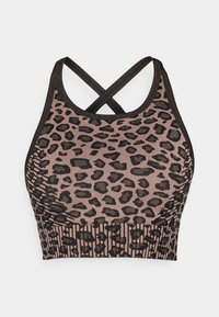 Luipaardprint sportieve crop top met zwarte bandjes en een gestructureerde geribbelde onderrand. De stof is rekbaar en aansluitend, met een crisscross ontwerp op de achterkant.