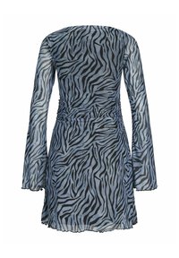 Vestido de estampado animal con mangas largas y transparentes. Presenta un patrón de cebra en negro y azul, con detalles fruncidos en la cintura y un dobladillo ondulado.