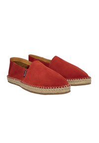 Espadrilles de ante rojo con suela de cuerda de yute, punta redonda y un diseño de corte bajo con un interior suave.