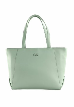 Borsa tote in pelle verde menta con doppi manici, pannelli laterali geometrici e logo CK argentato sul fronte. Texture liscia e forma strutturata.
