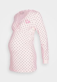 Camisola de maternidade rosa com mangas longas, apresentando um design envolvente, bolinhas cor-de-vinho e um detalhe em forma de coração rosa perto do decote.