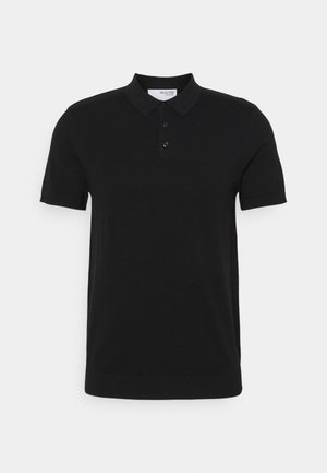 Polo noir à manches courtes en tissu doux, avec un col et une patte de boutonnage à trois boutons. Design simple sans motifs.