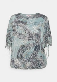 Top a maniche corte, di un azzurro chiaro, con motivi astratti in blu scuro, bianco e dettagli dorati. Presenta un collo rotondo e un orlo elasticizzato.