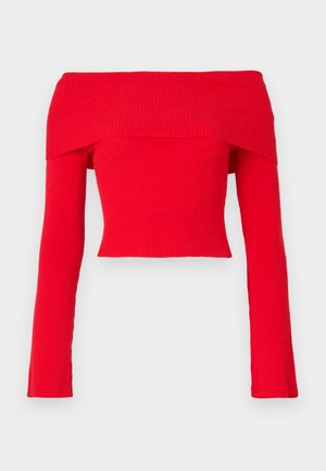 Top corto rojo de canalé con hombros al descubierto, mangas largas y un diseño ajustado. La tela presenta un acabado texturizado y un escote amplio.