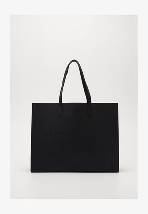 Čierna taška na rameno s embosovaným logom "TED BAKER LONDON". Vyrobená z pevných materiálov, s dvoma plochými uchami a minimalistickým dizajnom.