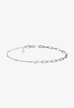 Silberne Kettenarmband mit länglichen Gliedern und einem kleineren, mit Perlen versehenen Abschnitt, ausgestattet mit einem Verschluss und einem markanten Charm-Anhänger.