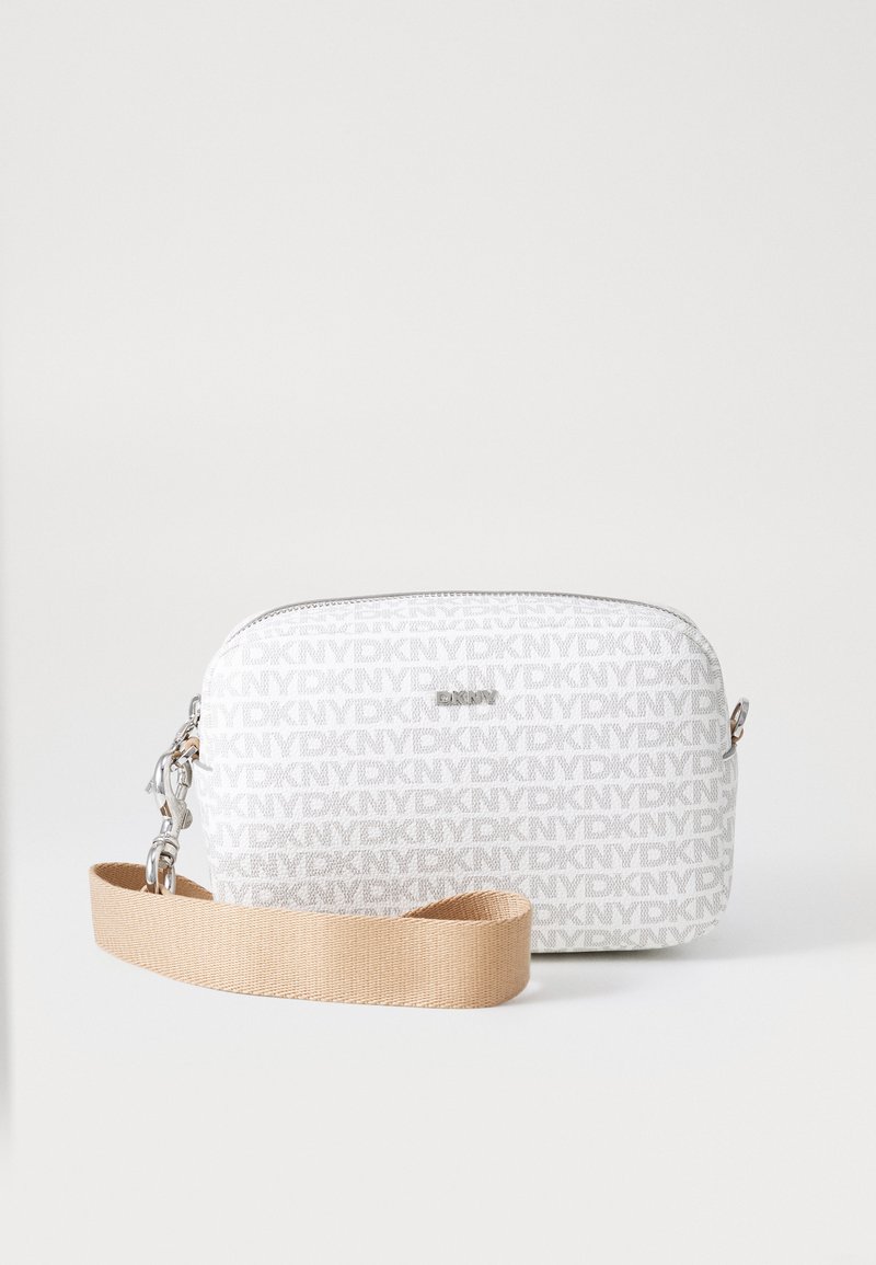 Borsa cosmetica bianca con un motivo logo testurizzato, hardware argentato e una tracolla distaccabile in tessuto beige. Chiusura con zip nella parte superiore.