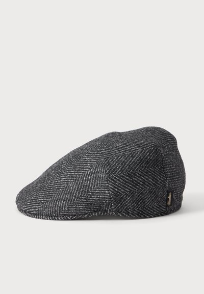 Σκούρο γκρι καπέλο τύπου flat cap με διακριτικό σχέδιο ψαροκόκκαλο και μικρή μαύρη ετικέτα στο πλάι, εμφανιζόμενο σε απλό λευκό φόντο.
