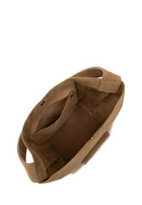 Borsa a mano in camoscio marrone con due manici, un interno spazioso e una tasca con cerniera per piccoli oggetti. Texture morbida e design semplice.