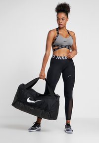 Nike Performance DUFF - Borsa per lo sport - black/white