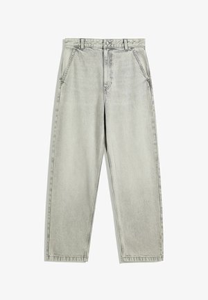 Lichtgrijze spijkerbroek met een losse pasvorm, voorzien van een hoge taille, vijf zakken en subtiele wassing langs de stof.