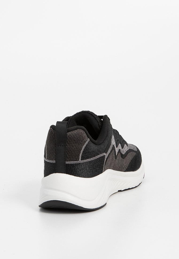 Chaussure de sport noire et grise avec une tige en mesh texturé, une semelle blanche rembourrée et une languette contrastante au talon.