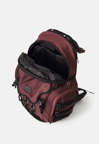 Oakley KITCHEN SINK UNISEX - Laisvalaikio kuprinė - grenache