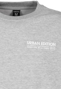 Grauer Sweatshirt aus einem Baumwollmix. Mit einem gerippten Halsauschnitt und weißem Drucktext: "URBAN EDITION NUR DIE ECHTEN." Sichtbares Größenetikett M.