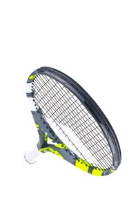 Tennisketsjer med en grå og neongul ramme, der har et sort strenge mønster og struktureret greb. Letvægts og aerodynamisk design.