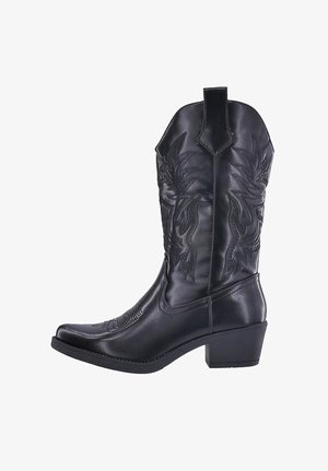 Bota vaquera de cuero negro con intrincados diseños florales grabados, punta afilada y tacón bajo. Cuenta con una lengüeta en el eje.