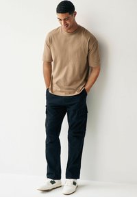 Next ESSENTIAL CREW NECK - Lihtne T-särk - stone brown