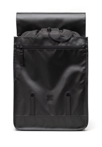 Zaino roll-top nero realizzato in materiale liscio e resistente all'acqua. Presenta una chiusura con cordino, una tasca frontale con zip e un marchio impresso.
