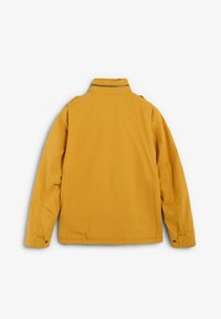 Chaqueta larga amarilla de manga larga con un alto cuello, que presenta una textura suave y detalles de costura sutiles. La vista desde atrás no muestra ningún hardware visible.