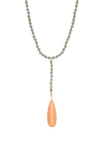 Pärl halsband med grågröna facetterade pärlor, med en slät, tårformad orange hänge som hänger från en kedja i guldton.