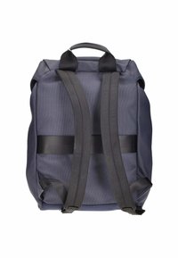 Zaino realizzato in tessuto blu scuro, dotato di spallacci grigi imbottiti, una maniglia superiore e una forma rettangolare con design minimalista.