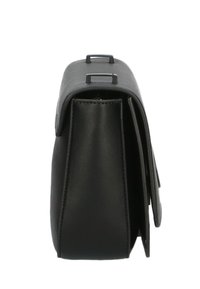 Bolso de mano de cuero negro con una forma estructurada, que presenta herrajes metálicos y solapas laterales. Textura lisa, diseño minimalista.