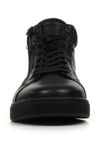 Baskets montantes en cuir noir avec un bout rond, semelle en caoutchouc plate, système de laçage à l'avant et détails de zip sur le côté. Texture lisse, design minimaliste.