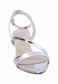 Sandal con tacco alto argento, design con fasce larghe, punta aperta, cinturino alla caviglia e finitura metallica liscia. Sottopiede beige semplice.