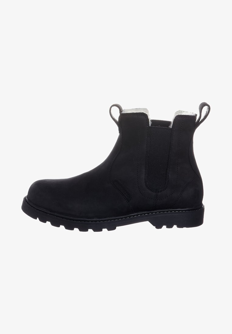 Zwarte enkelboots van suède, met elastische zijkanten, trekbandjes, een gestructureerde zool en een witte nepleren voering bij de kraag.