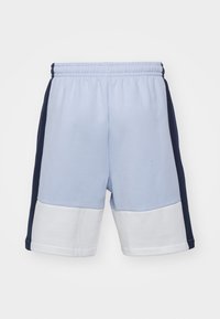 Shorts bleu clair avec panneaux latéraux bleu marine et sections inférieures blanches. Fabriqués en tissu doux, avec une ceinture élastique pour le confort.