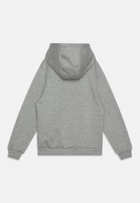 Pelēka kapuce džemperis ar priekšējo kabatu, ribotām piedurknēm un apakšmalu. Gluda tekstūra, brīvs piegriezums un vidēja svara audums.