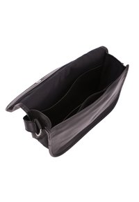 Melnas ādas soma ar gludu tekstūru, atvērta dizaina, ar auduma iekšējo oderi un regulējamu siksnu. Bez ārējām rotām.
