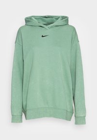 Ljusgrön långärmad Nike-hoodie med svart swoosh-logga framtill och en huva, visad mot en enkel vit bakgrund.