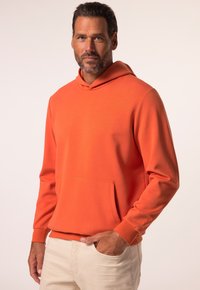 Felpa arancione con cappuccio, maniche lunghe, tasca a marsupio e polsini a coste. Texture liscia e design semplice.