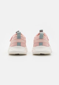 Różowe siateczkowe trampki z jasnoszarym akcentem i białą podeszwą. Wyposażone w tylny uchwyt do zakładania oraz branding "Calvin Klein Jeans".