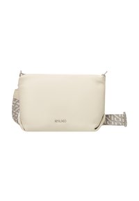 Biely textúrovaný kožený crossbody batoh so sivým vzorovaným popruhom a striebornými doplnkami; v prednej časti sa nachádza logo uprostred.