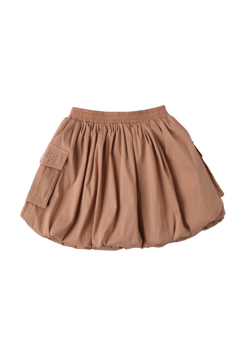 Brauner, geraffter Rock aus leichtem Stoff. Verfügt über einen elastischen Taillenbund und eine Seitenasche mit dekorativen Nieten.