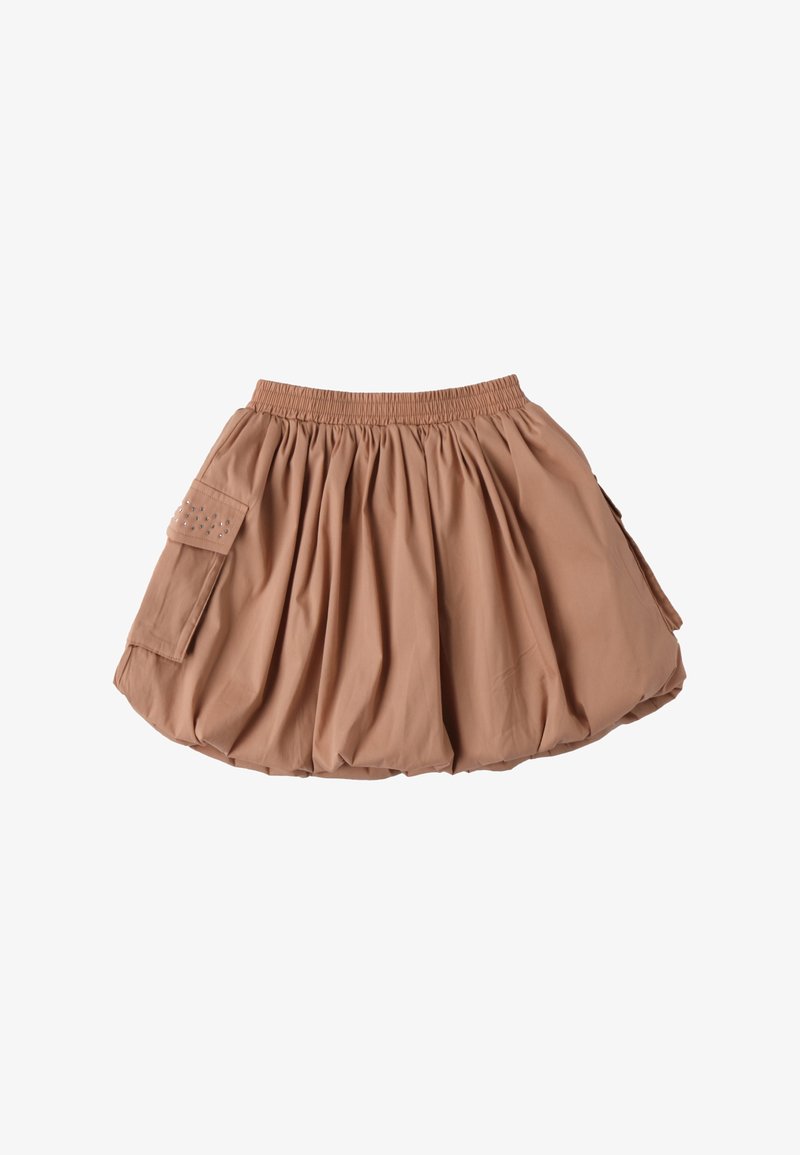 Falda marrón, recogida, hecha de una tela ligera. Presenta una cintura elástica y un bolsillo lateral con tachuelas decorativas.