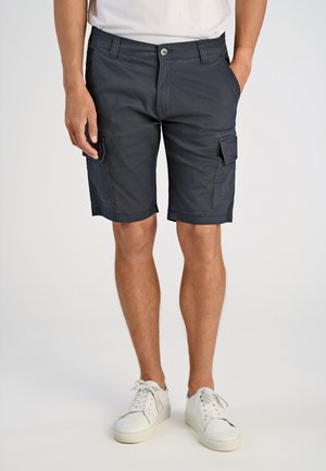 Mørkegrå cargo shorts lavet af letvægtsstof, med to sidelommer, bæltestropper og knaplukning. Båret med hvide sneakers.