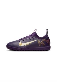 Scarpe da ginnastica viola con finitura testurizzata, caratterizzate da uno swoosh dorato della Nike e accenti a motivo sui lati. Design a profilo basso con lacci.